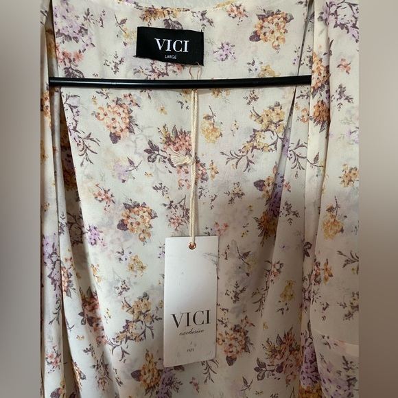 Vici wrap shirt. Brand new. Floral crop. - Picture 2 of 4